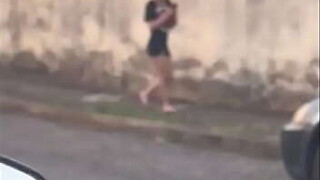 Bearing AYUDA A UNA CHICA Hawt QUE ENCUENTRA EN LA CALLE A LLEGAR A SU CASA Y ELLA LO INVITA A PASAR PARA QUE LE FOLLE EL CULO SIN CONDON Y LA LLENE DE Jizz