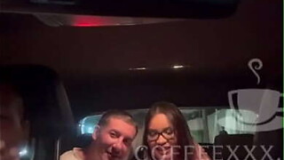 MARIDO ofereceu a ESPOSA GOSTOSA para o MOTORISTA DO UBER !! NEG&Atilde_O DOTADO que n&atilde_o perdeu tempo comeu o CU DA ESPOSA SAFADA - Lina Nakamura - John Coffee - lewa