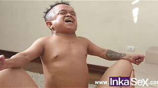 Jorgito el Guayaco enano se disfraza enga&ntilde_a y se folla a Milf latin babe de grandes tetas delante de su esposo