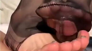 女王黑丝撕破洞把肉棒塞进丝袜里足交 灵活脚趾夹龟头足交射精 footjob