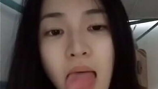 女友在学校偷偷发给我自慰视频