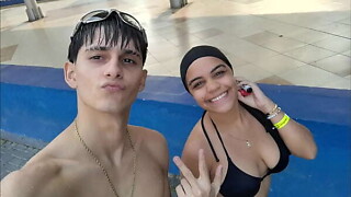 PAREJA DE HERMANASTROS SE GRABAN COMO FOLLAN PERO ANTES DE ESO VAN TOMARSE UNAS Pics EN LA PISCINA - PORNO CASERO EN ESPANOL